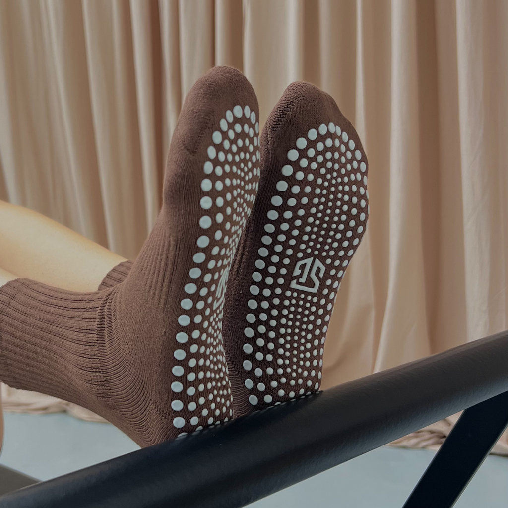 PILATES SOCKS · BRUN/HVID