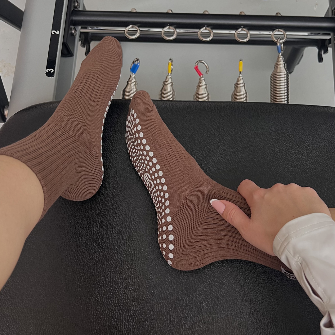 PILATES SOCKS · BRUN/HVID