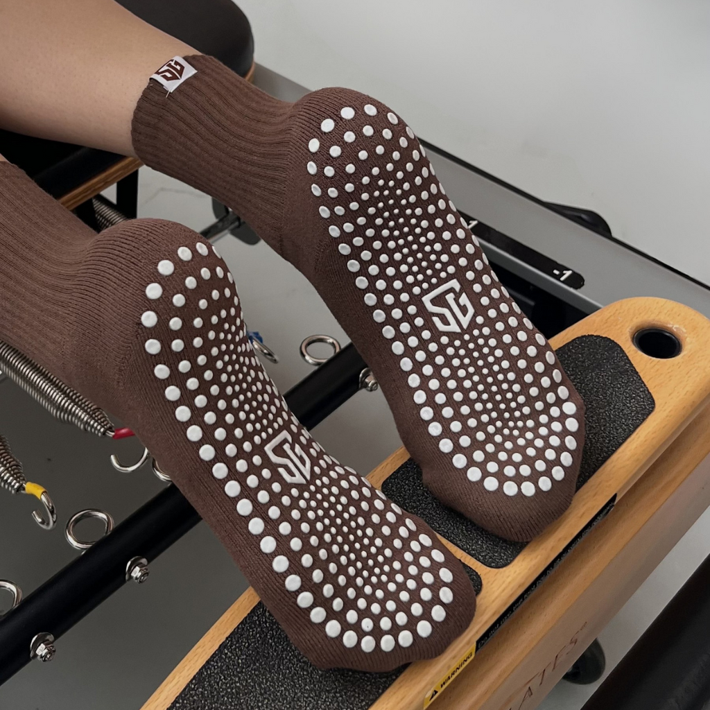 PILATES SOCKS · BRUN/HVID