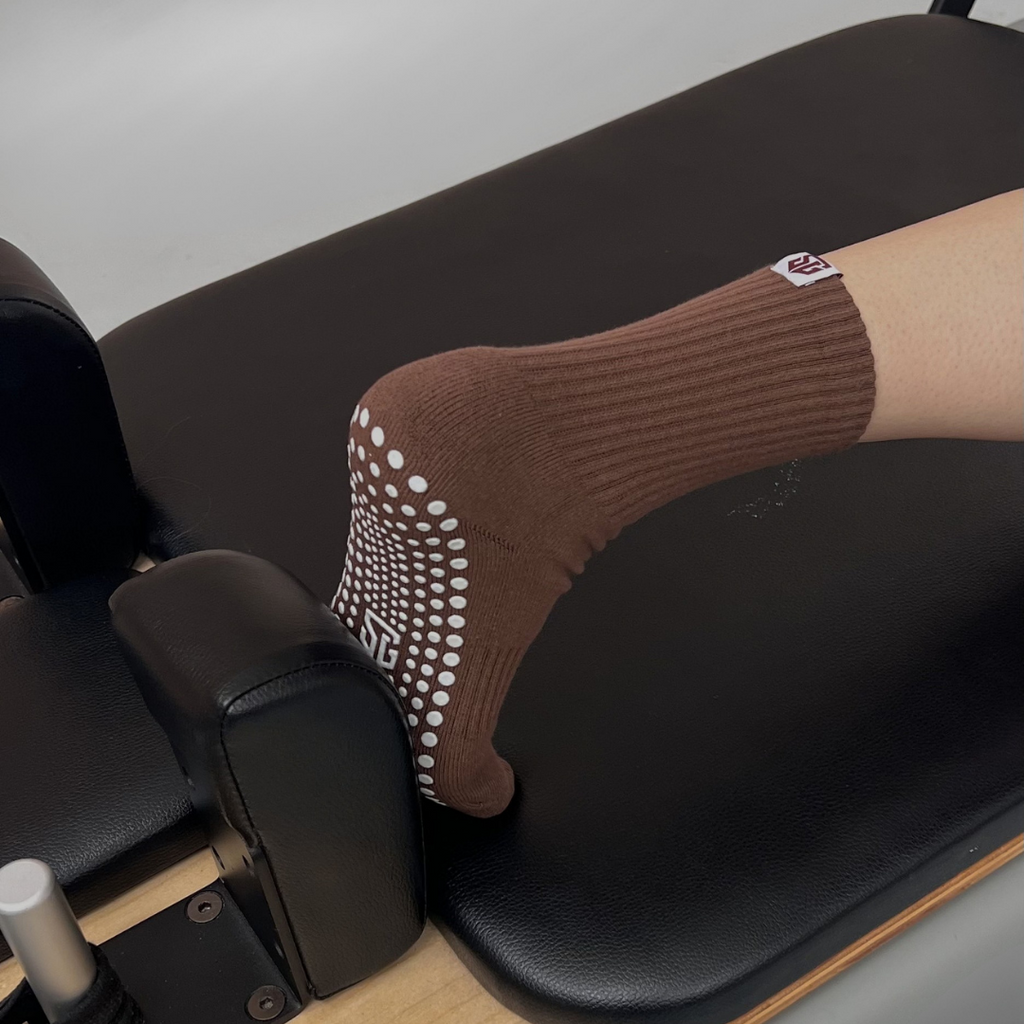 PILATES SOCKS · BRUN/HVID