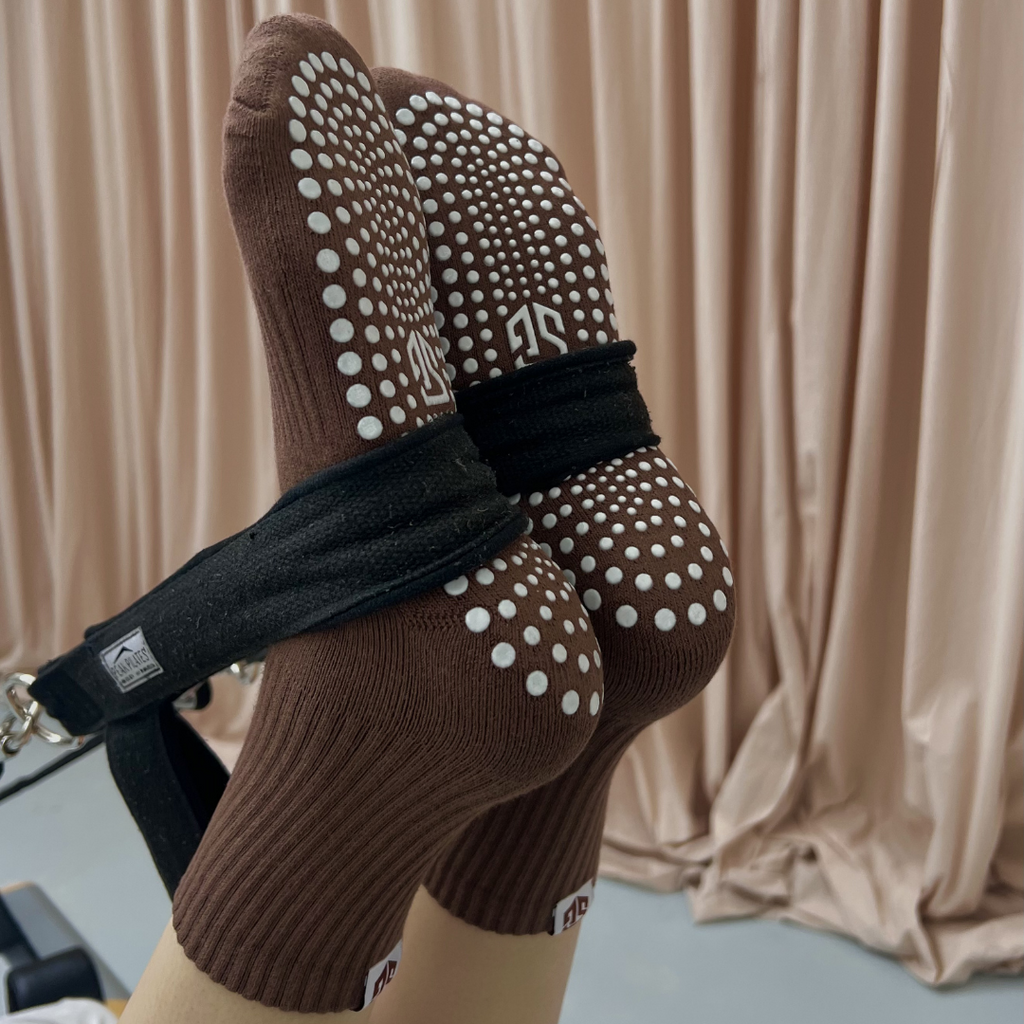 PILATES SOCKS · BRUN/HVID