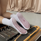 PILATES SOCKS · HVID/RØD