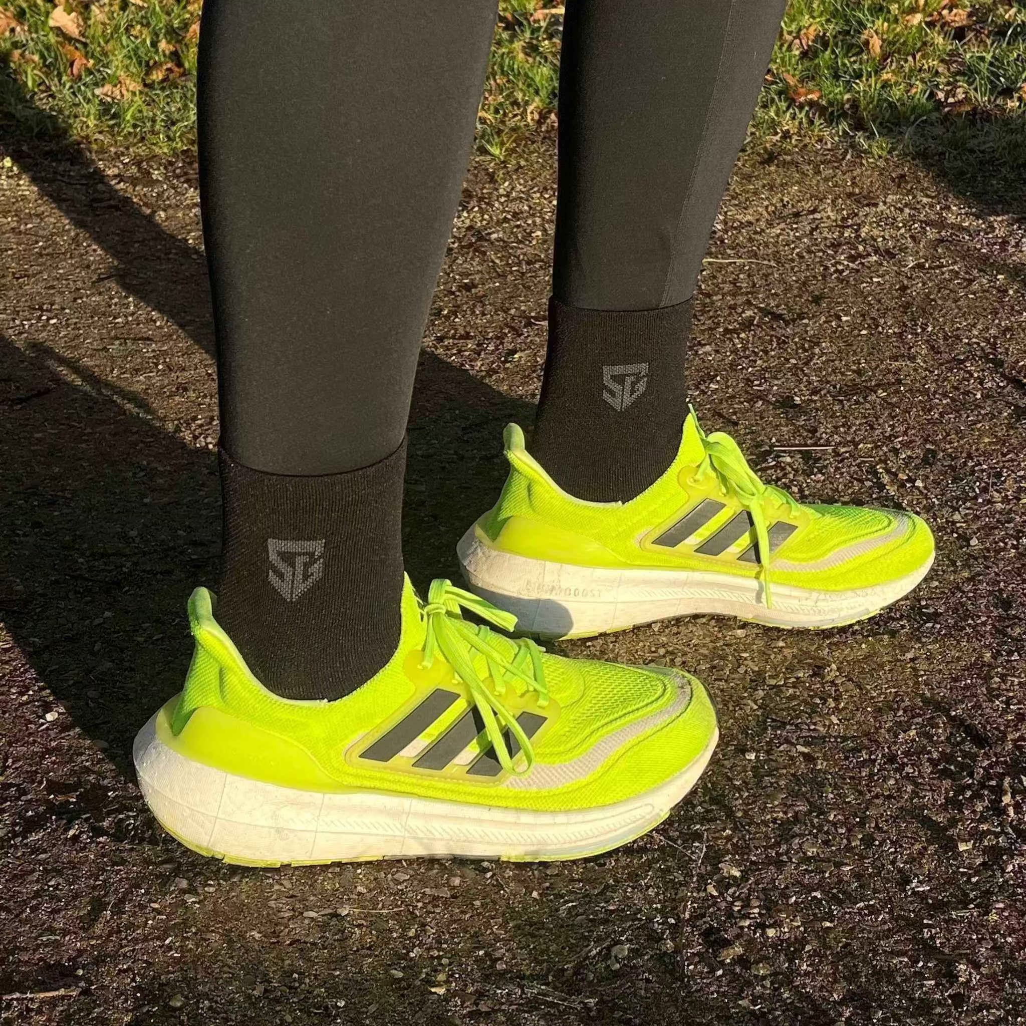 PERFORMANCE · RUNNING SOCKS · SORT/GRÅ